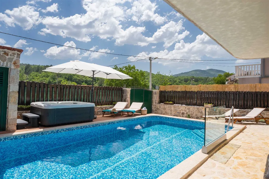 Stone Villa in Šumet with Pool and Jacuzzi