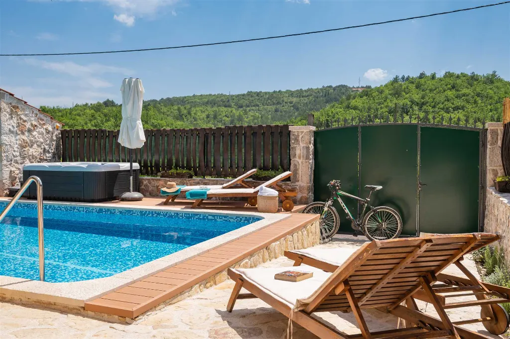 Stone Villa in Šumet with Pool and Jacuzzi