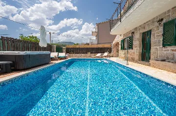Stone Villa in Šumet with Pool and Jacuzzi