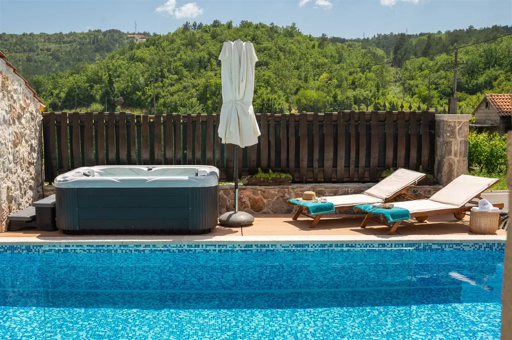 Stone Villa in Šumet with Pool and Jacuzzi