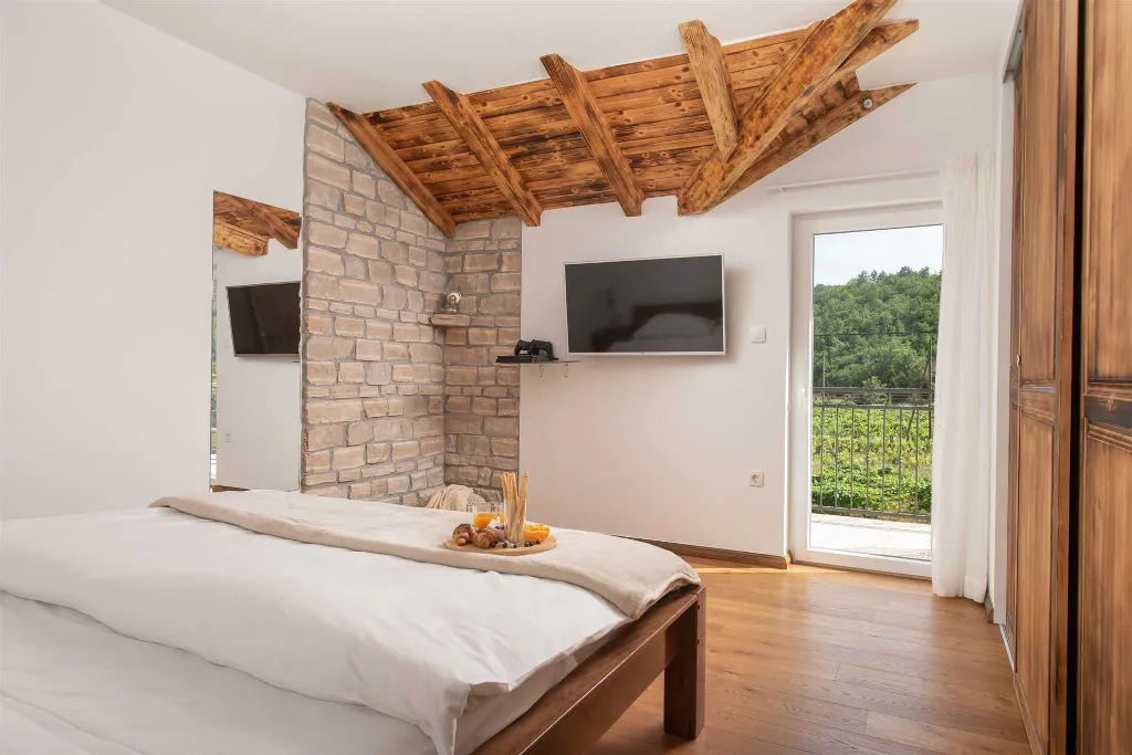 Stone Villa in Šumet with Pool and Jacuzzi