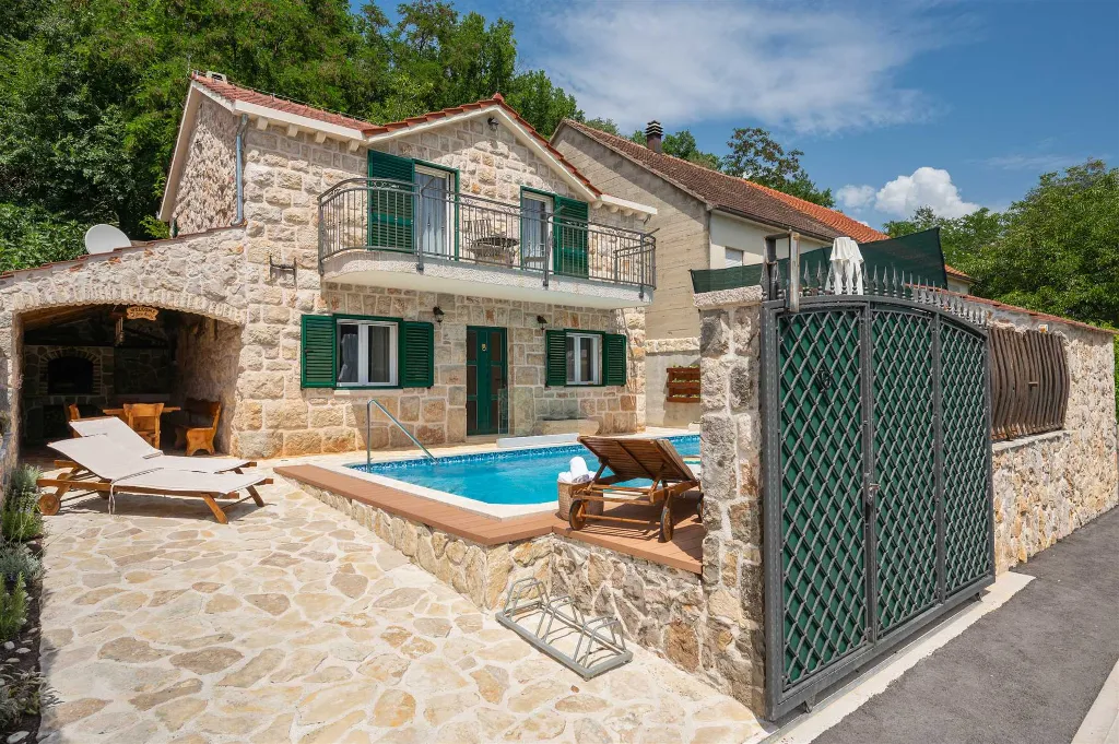 Stone Villa in Šumet with Pool and Jacuzzi