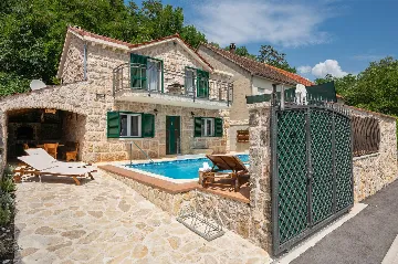 Stone Villa in Šumet with Pool and Jacuzzi