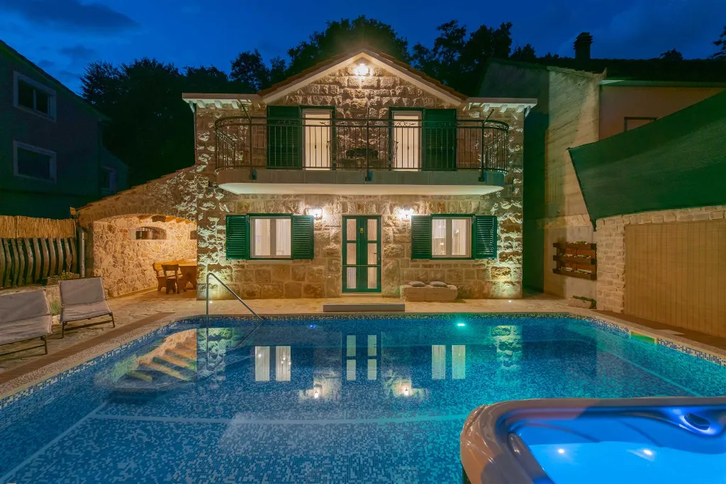 Stone Villa in Šumet with Pool and Jacuzzi