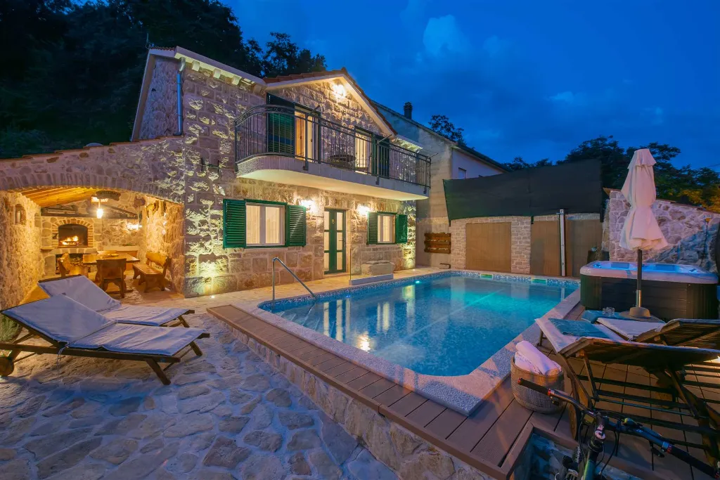 Stone Villa in Šumet with Pool and Jacuzzi