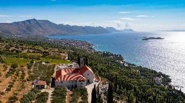 Beachfront Villa in Orebic with Pool and Jacuzzi