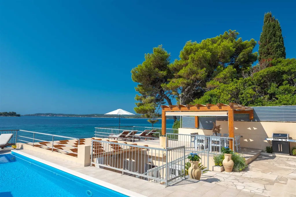 Beachfront Villa in Orebic with Pool and Jacuzzi