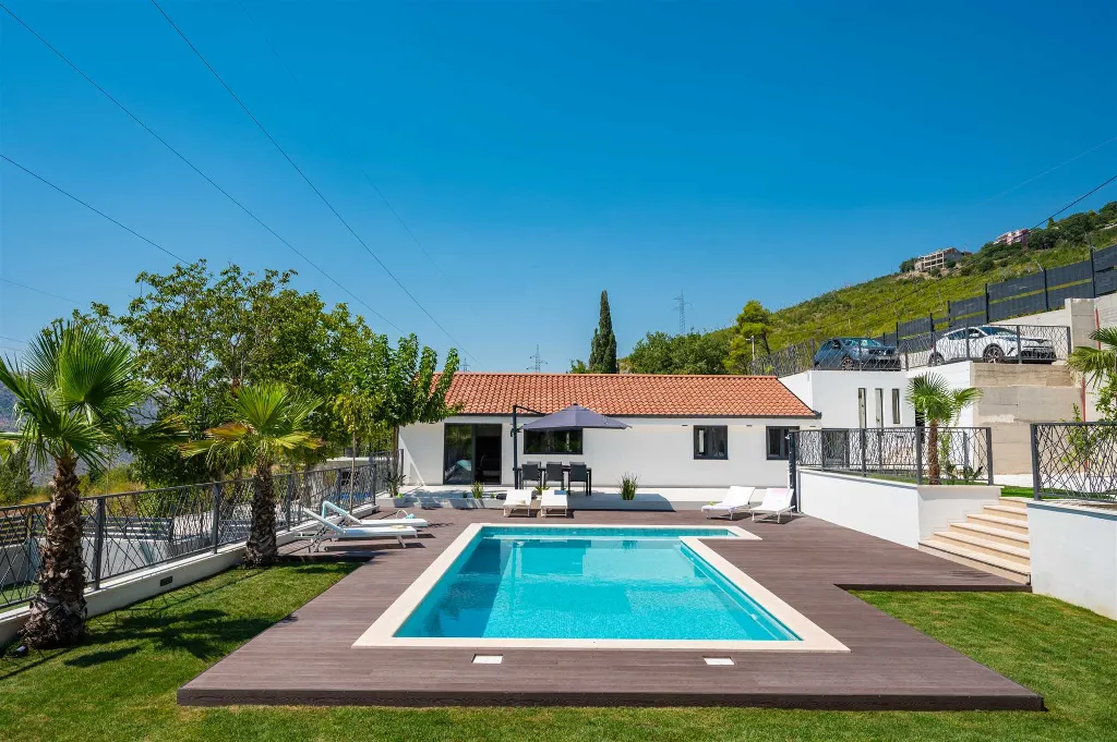 Srinjine Villa with Private Pool and Fitness Room