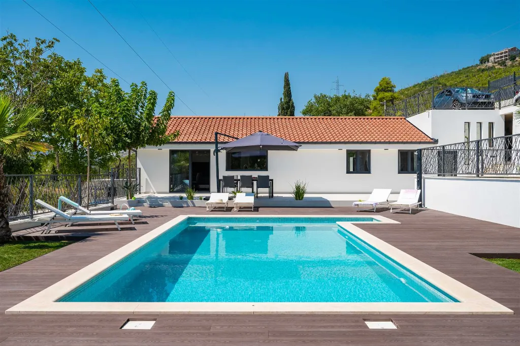 Srinjine Villa with Private Pool and Fitness Room
