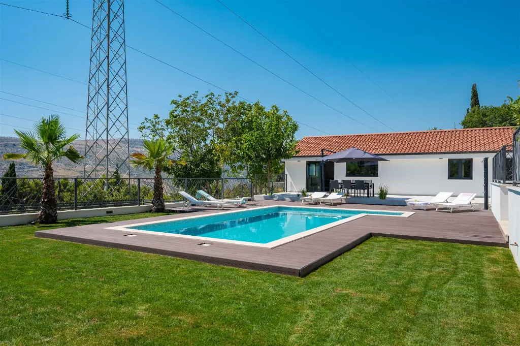 Srinjine Villa with Private Pool and Fitness Room