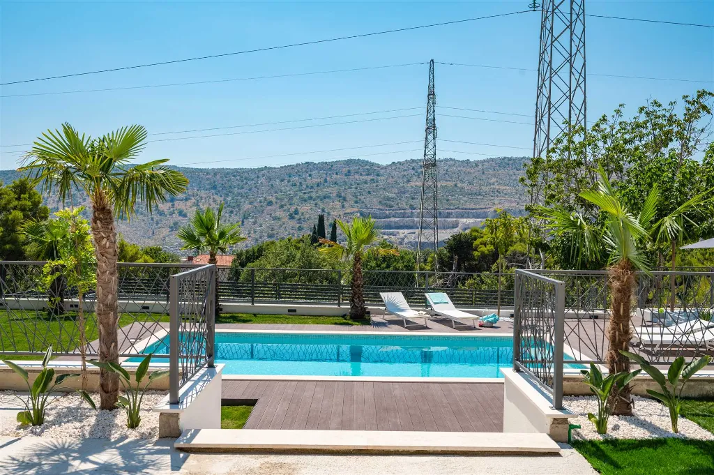 Srinjine Villa with Private Pool and Fitness Room