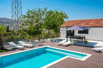 Srinjine Villa with Private Pool and Fitness Room