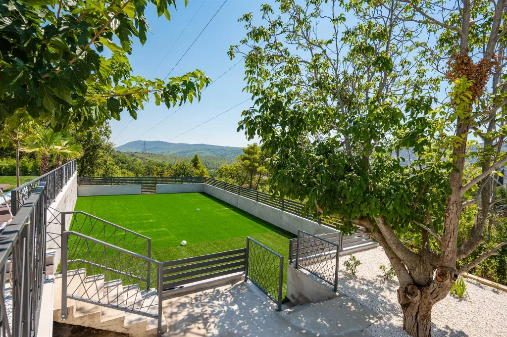 Srinjine Villa with Private Pool and Fitness Room
