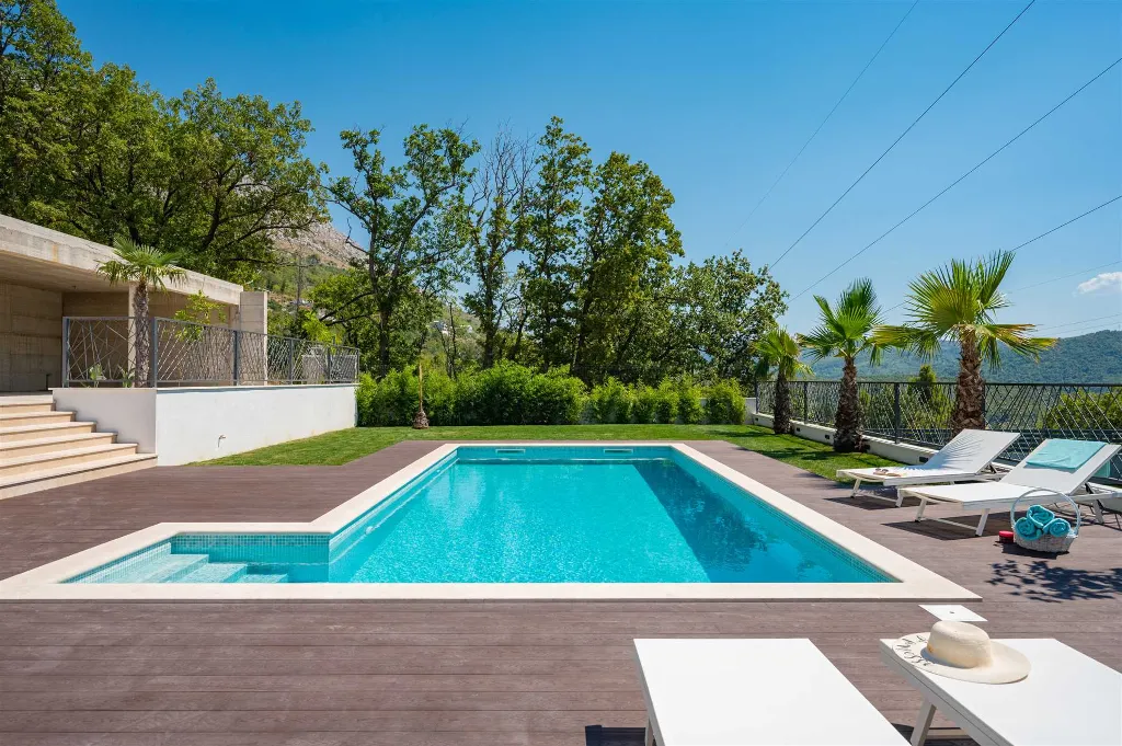Srinjine Villa with Private Pool and Fitness Room