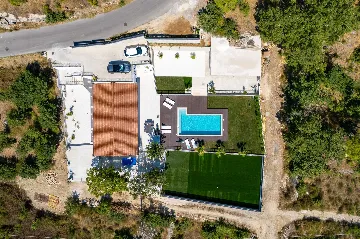 Srinjine Villa with Private Pool and Fitness Room