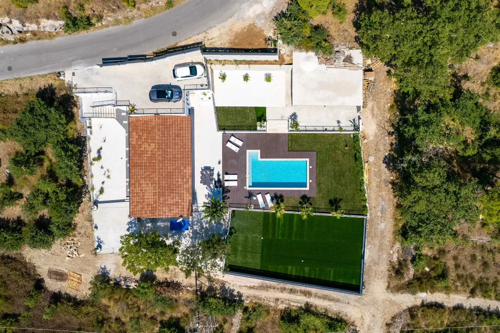 Srinjine Villa with Private Pool and Fitness Room