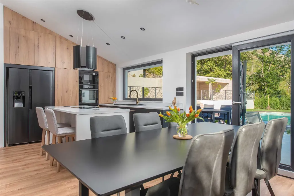 Srinjine Villa with Private Pool and Fitness Room