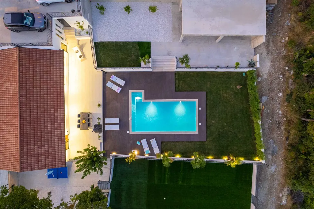 Srinjine Villa with Private Pool and Fitness Room