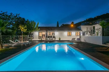 Srinjine Villa with Private Pool and Fitness Room