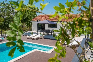 Srinjine Villa with Private Pool and Fitness Room