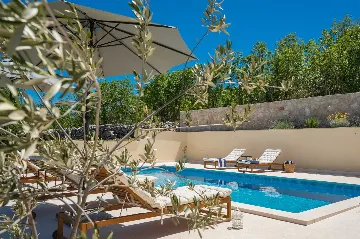 Šestanovac Villa with Heated Pool for 6 Guests