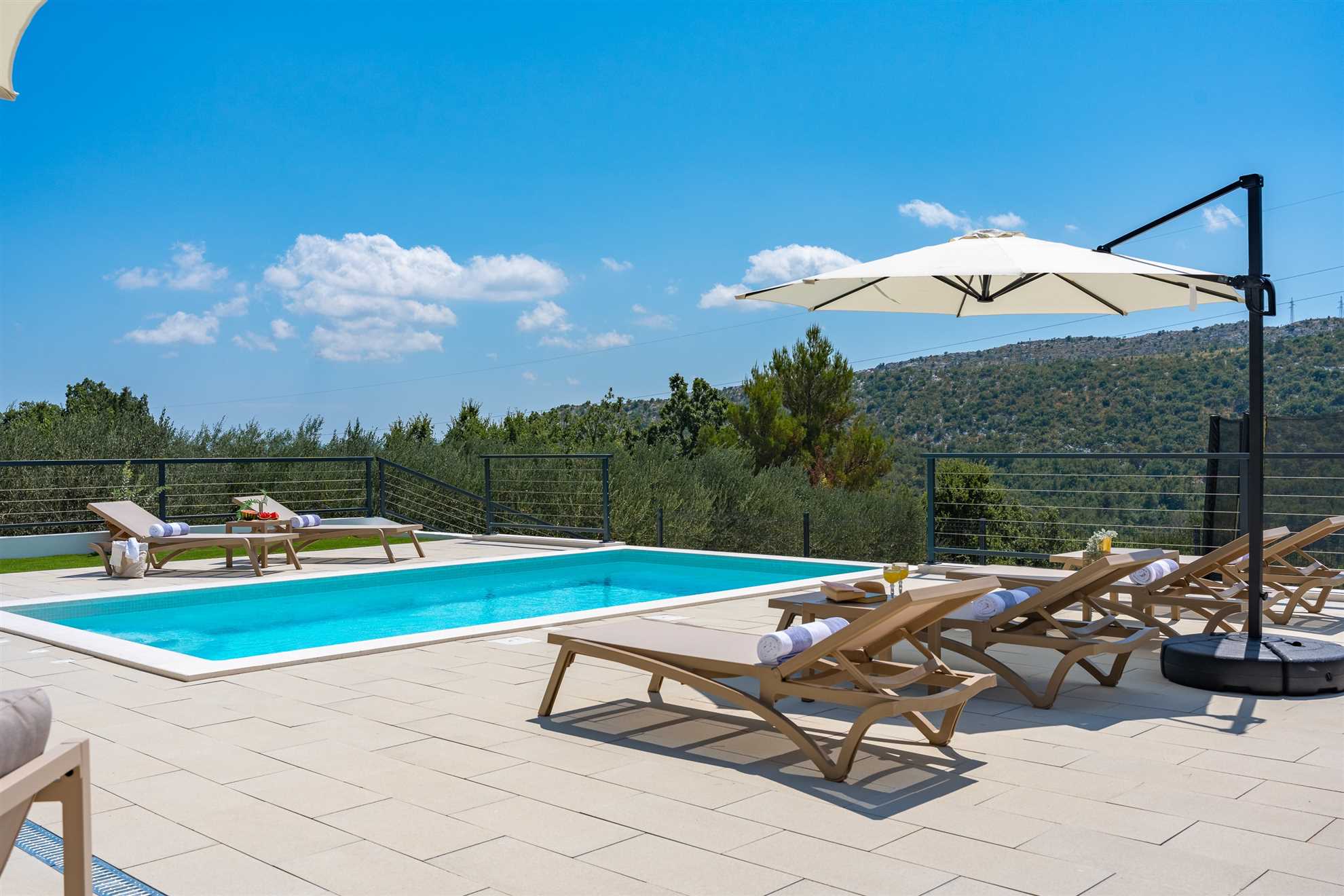 Villa Nacle with heated Pool near Omiš