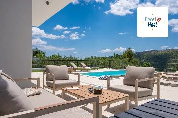 Villa with Heated Pool in Tugare for 6