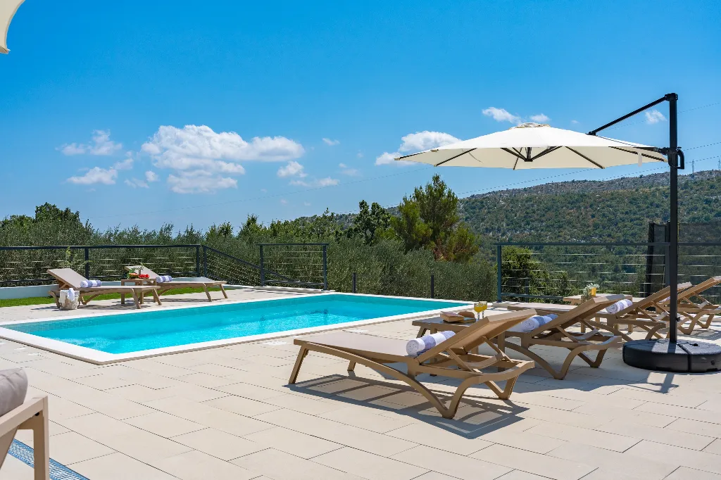 Villa with Heated Pool in Tugare for 6