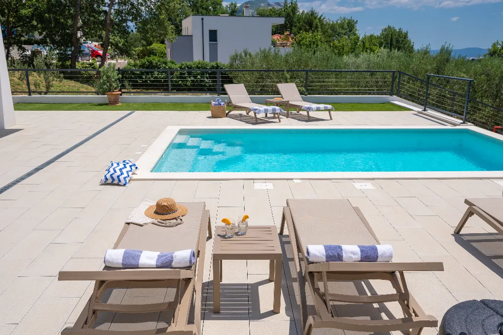 Villa with Heated Pool in Tugare for 6