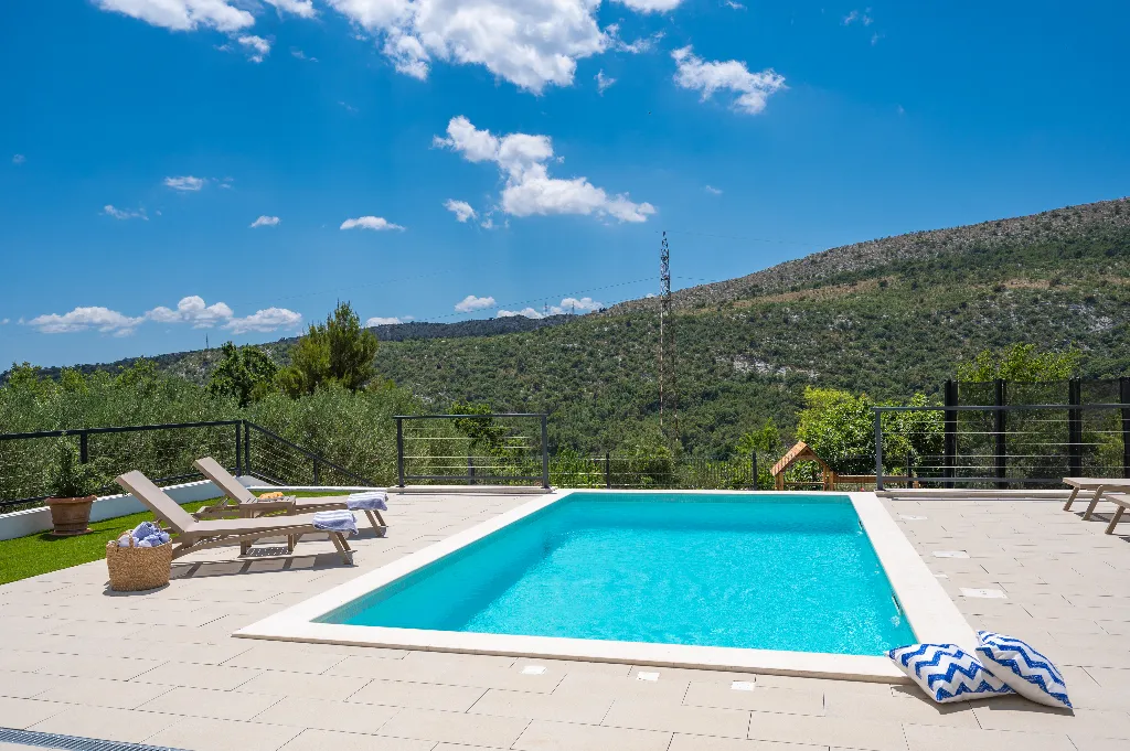 Villa with Heated Pool in Tugare for 6