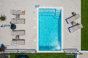 Villa with Heated Pool in Tugare for 6