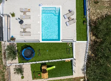 Villa with Heated Pool in Tugare for 6