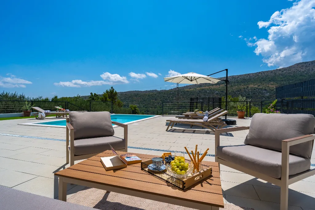 Villa with Heated Pool in Tugare for 6