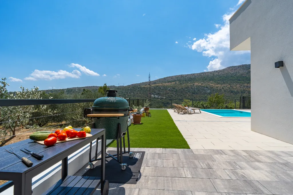 Villa with Heated Pool in Tugare for 6