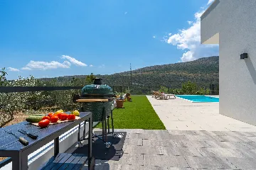 Villa with Heated Pool in Tugare for 6