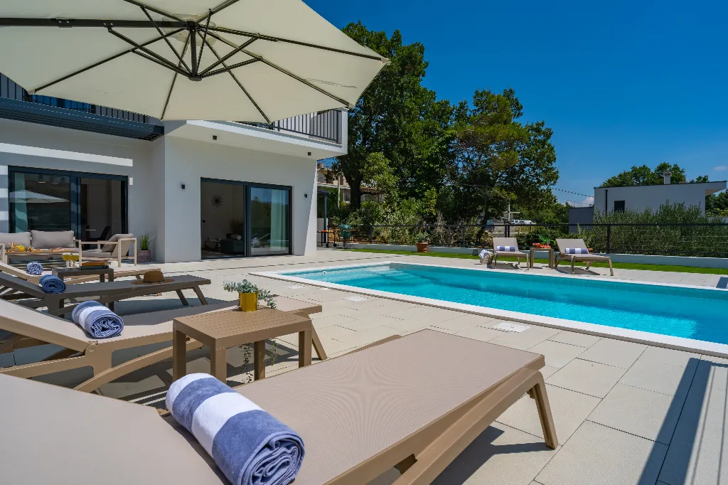 Villa with Heated Pool in Tugare for 6