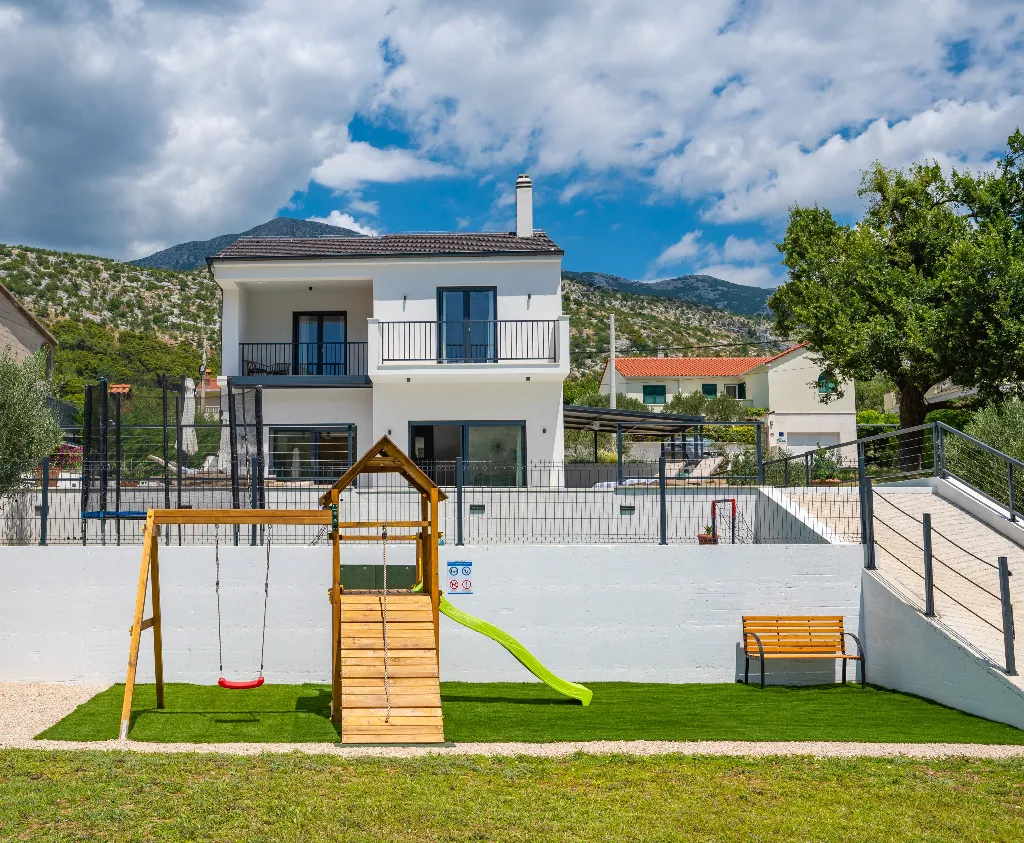 Villa with Heated Pool in Tugare for 6