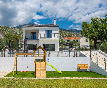 Villa with Heated Pool in Tugare for 6