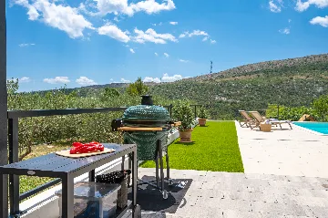 Villa with Heated Pool in Tugare for 6