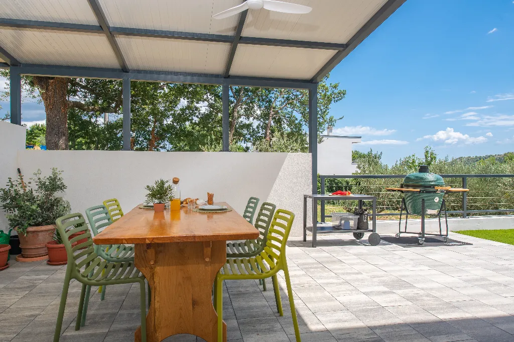 Villa with Heated Pool in Tugare for 6