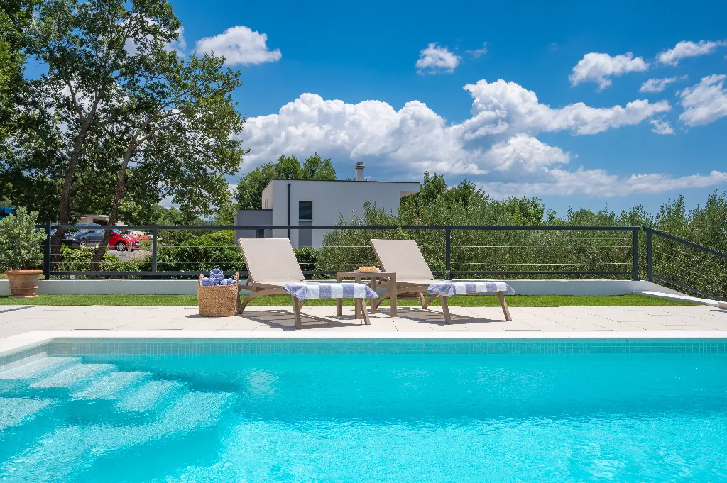 Villa with Heated Pool in Tugare for 6