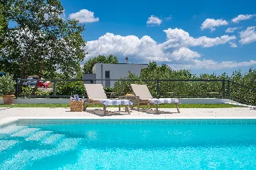Villa with Heated Pool in Tugare for 6