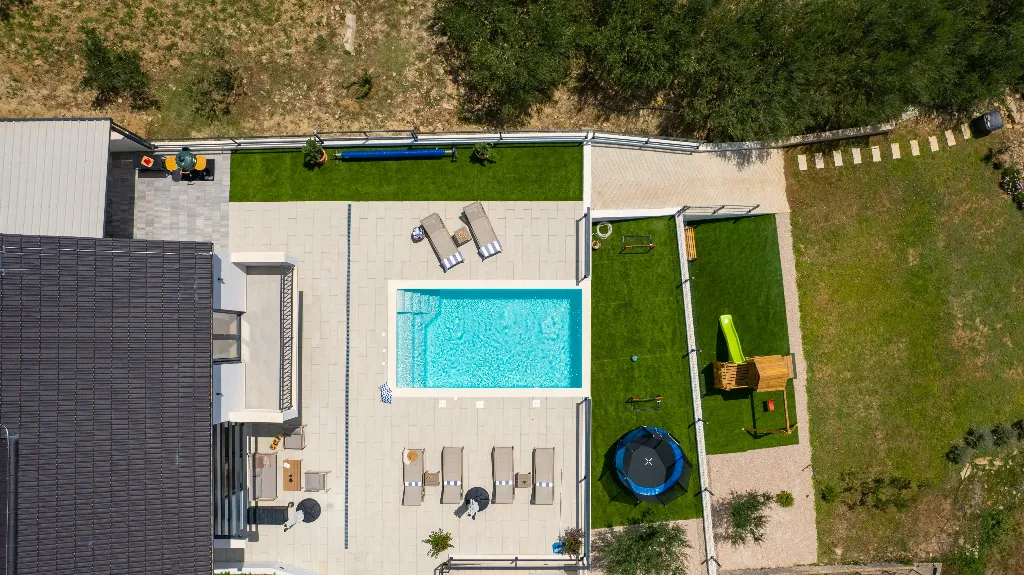 Villa with Heated Pool in Tugare for 6