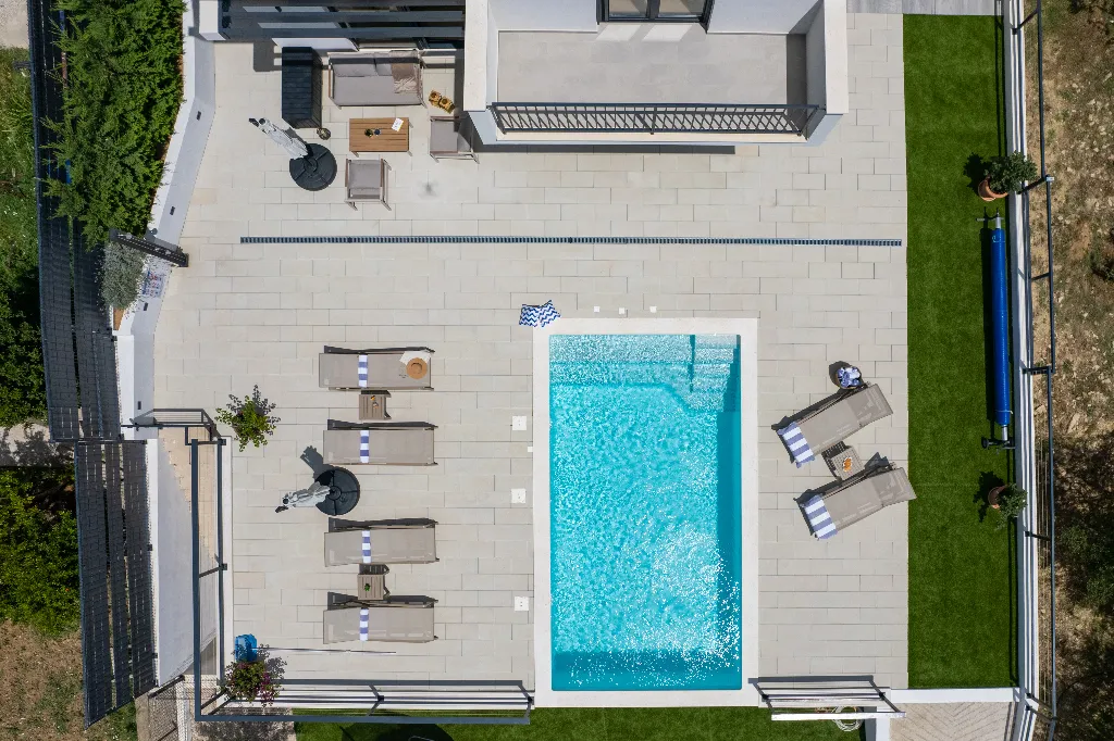 Villa with Heated Pool in Tugare for 6