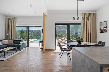 Villa with Heated Pool in Tugare for 6