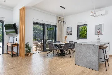 Villa with Heated Pool in Tugare for 6