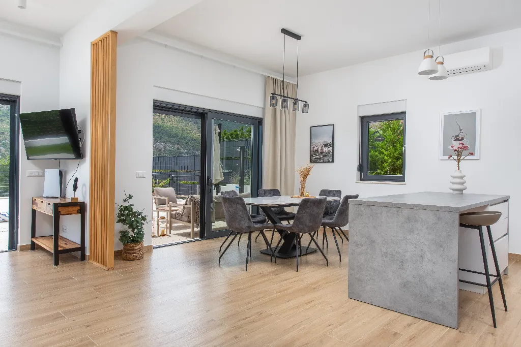 Villa with Heated Pool in Tugare for 6
