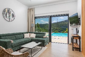 Villa with Heated Pool in Tugare for 6