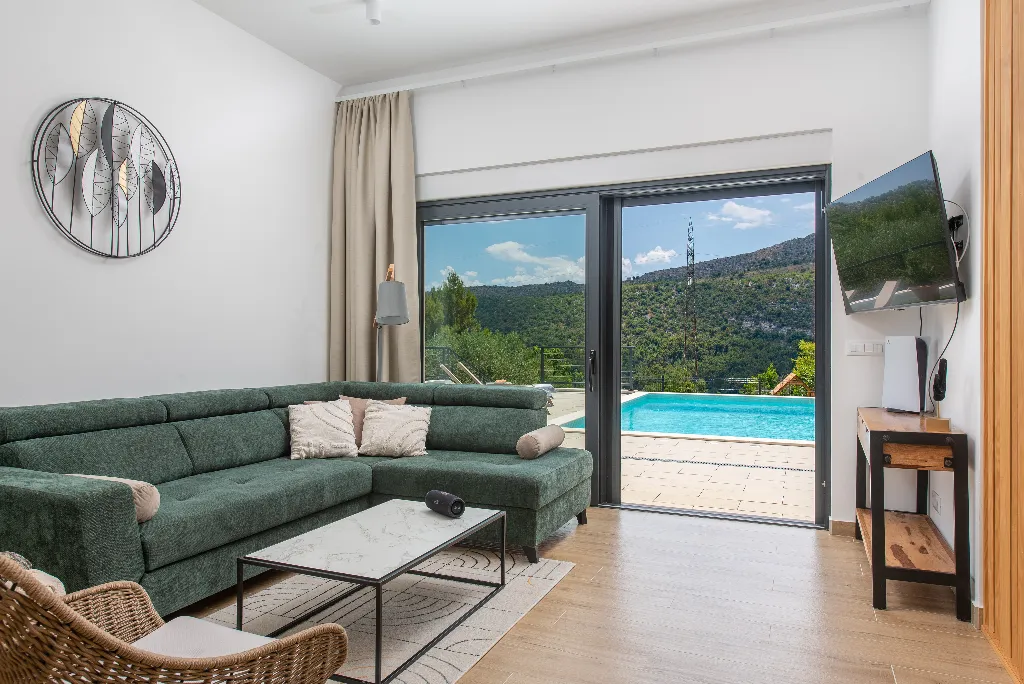 Villa with Heated Pool in Tugare for 6