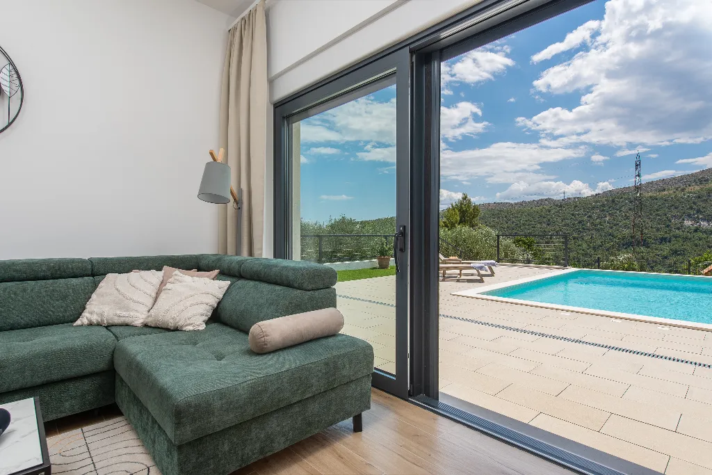Villa with Heated Pool in Tugare for 6